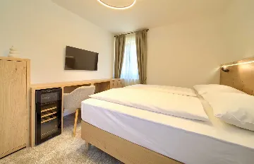 Double Room in Cres with Promenade Views