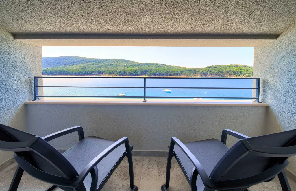 Double Room in Cres with Promenade Views