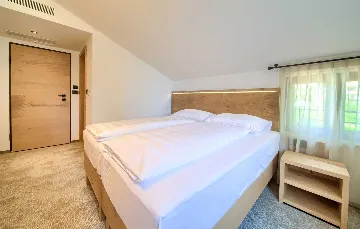 Cres Room for 2 with Side Sea View