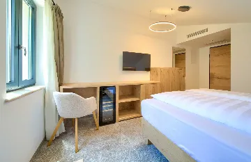 Cres Room for 2 with Side Sea View