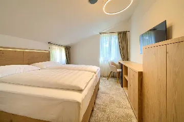 Cres Room for 2 with Side Sea View