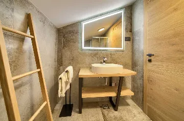 Cres Room for 2 with Side Sea View