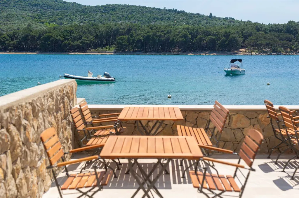 Double Room in Cres with Side Sea View