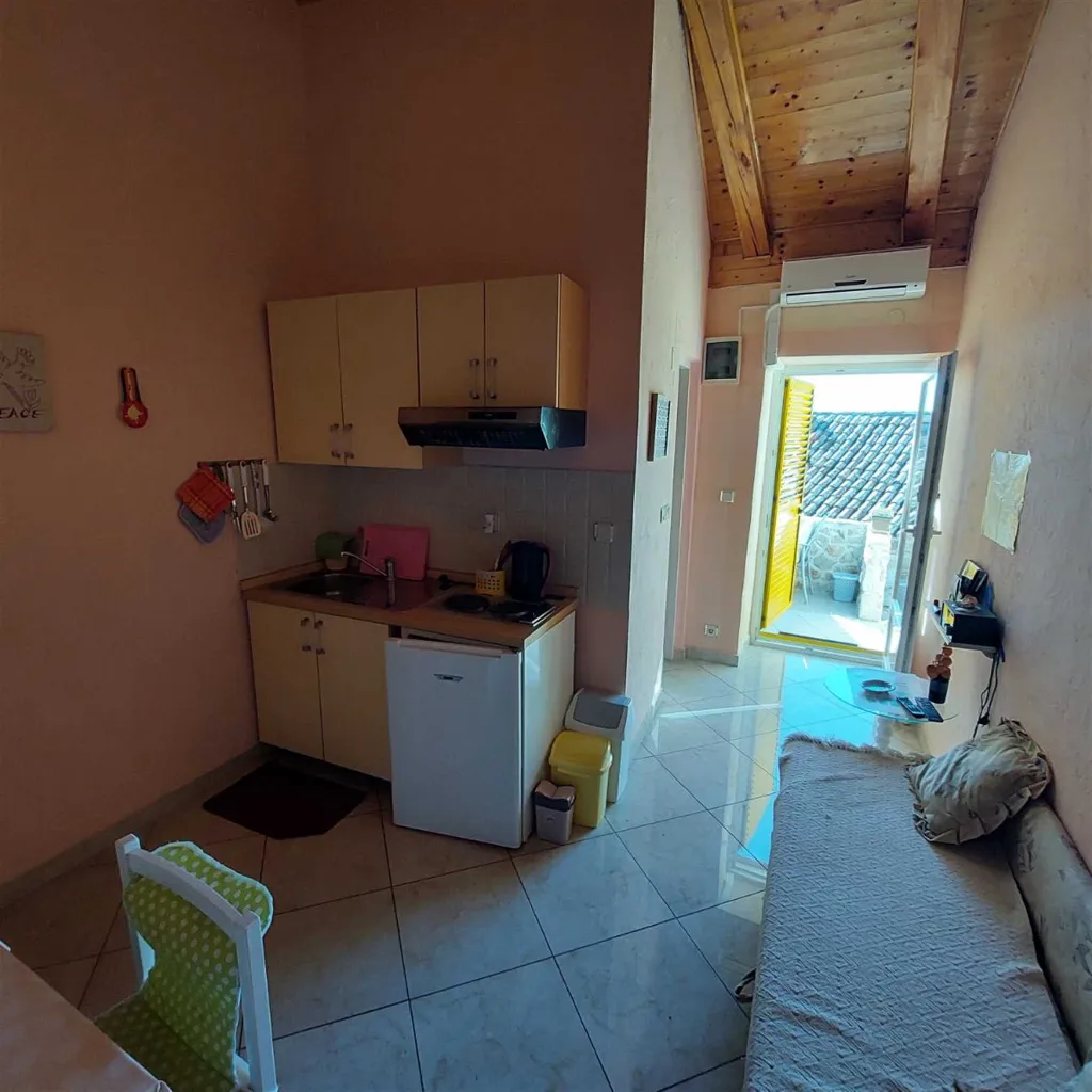 One-Bedroom Apartment with Parking in Murter