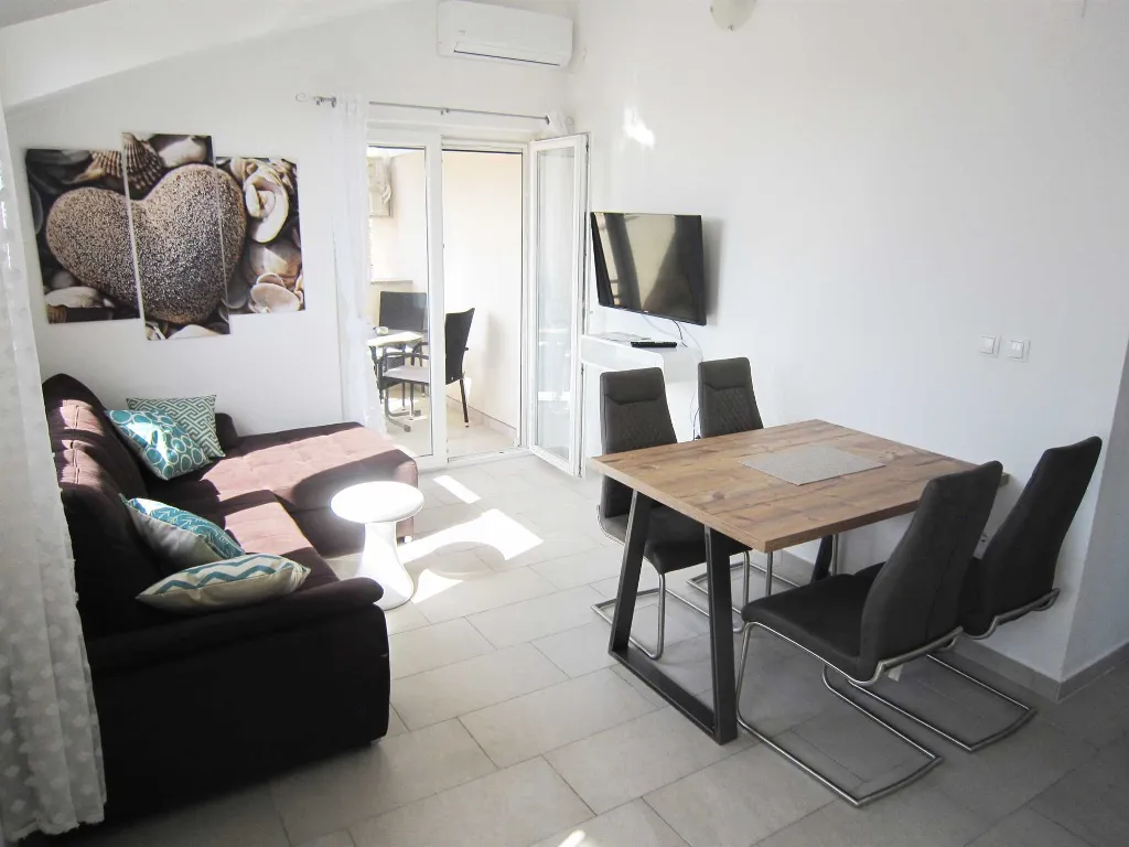 Srima Vodice Apartment for 4 Guests with Balcony