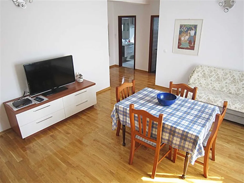 Two-Bedroom Apartment with Parking in Primošten