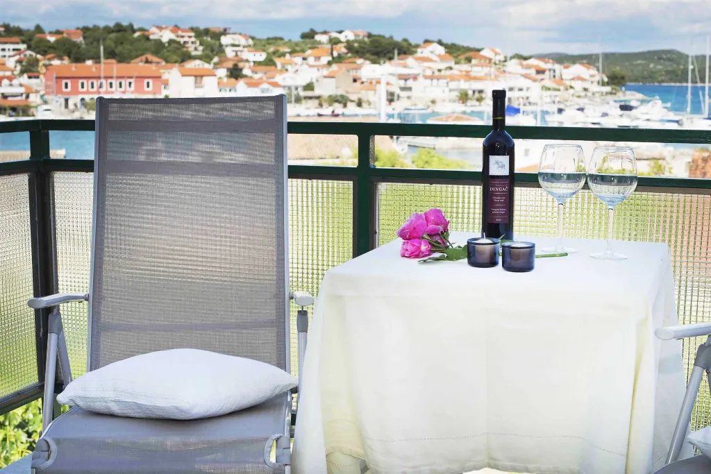 Apartment with Terrace and Sea View in Jezera