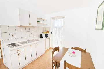 Apartment in Jezera for 2–3 Guests