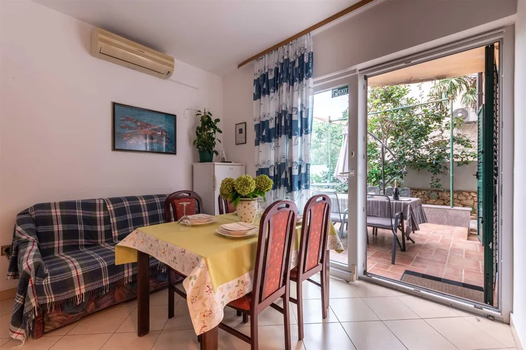 1-Bedroom Apartment in Murter for up to 5 Guests