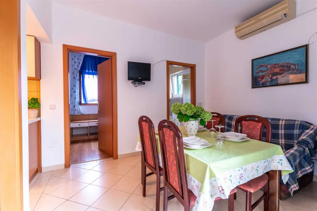 1-Bedroom Apartment in Murter for up to 5 Guests