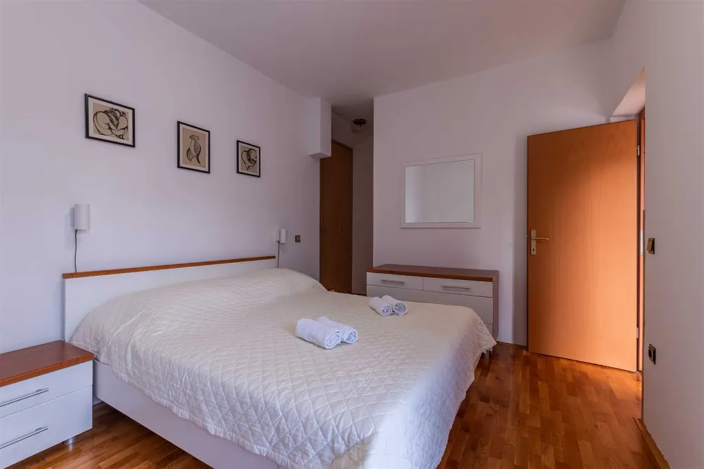 1-Bedroom Apartment in Murter for up to 5 Guests