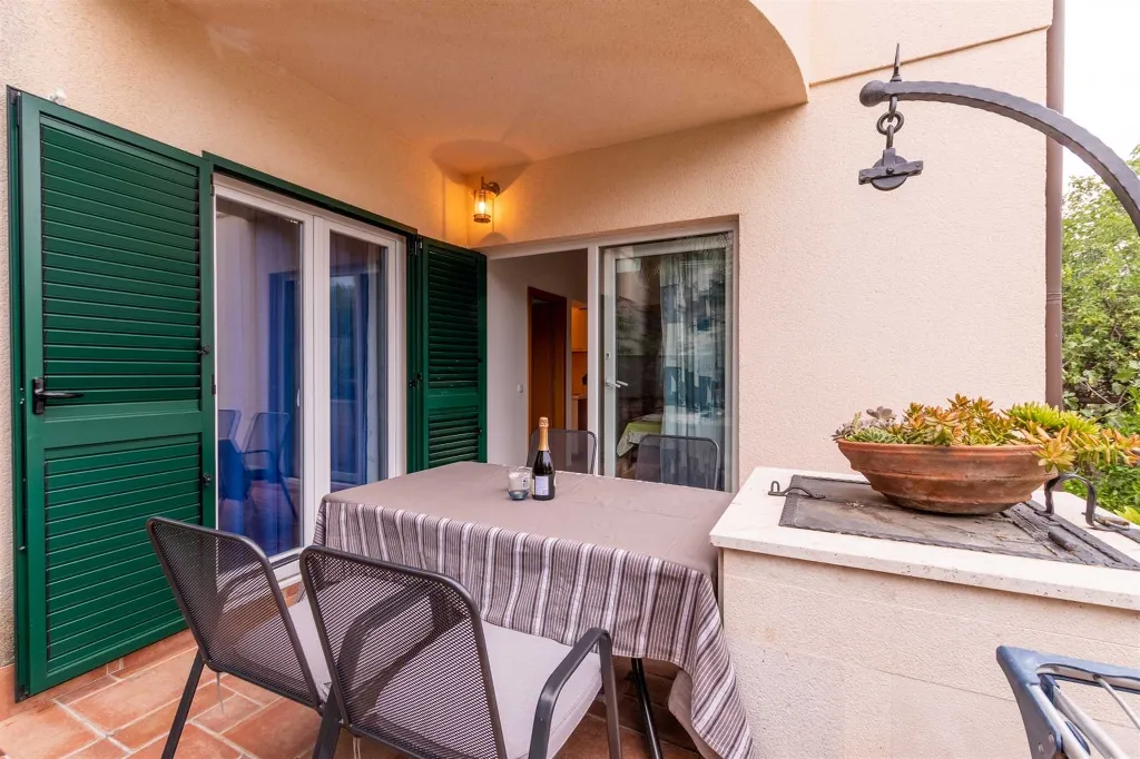 1-Bedroom Apartment in Murter for up to 5 Guests