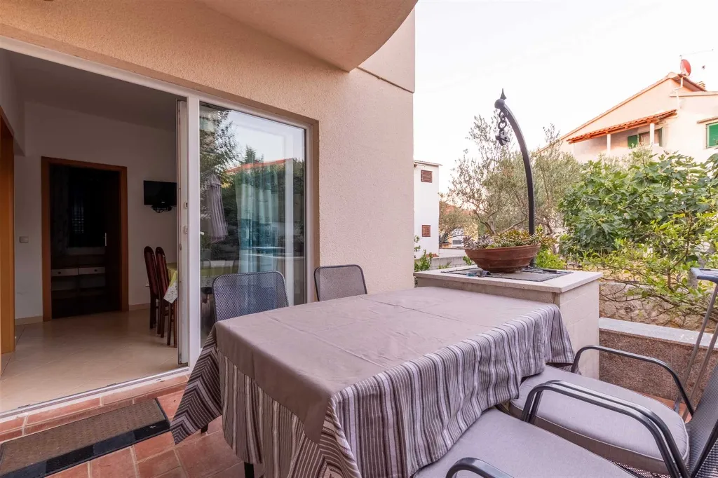 1-Bedroom Apartment in Murter for up to 5 Guests