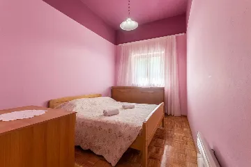 Air-Conditioned 1-Bedroom Apartment in Murter for 4