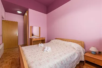 Air-Conditioned 1-Bedroom Apartment in Murter for 4