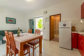 Air-Conditioned 1-Bedroom Apartment in Murter for 4