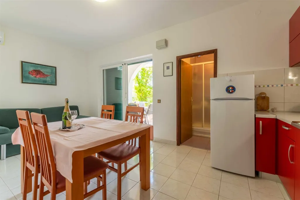 Air-Conditioned 1-Bedroom Apartment in Murter for 4