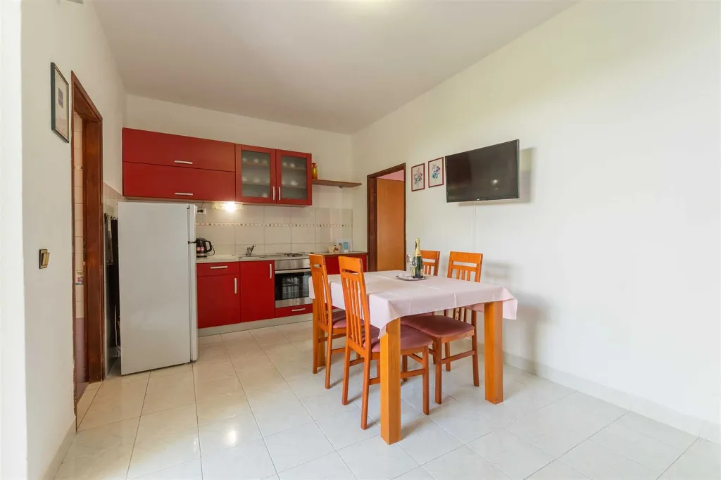Air-Conditioned 1-Bedroom Apartment in Murter for 4