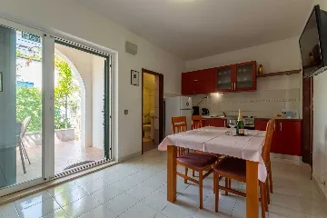 Air-Conditioned 1-Bedroom Apartment in Murter for 4