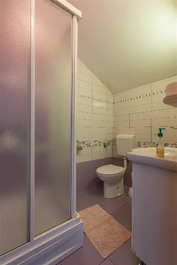 Air-Conditioned 1-Bedroom Apartment in Murter for 4