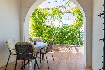 Air-Conditioned 1-Bedroom Apartment in Murter for 4