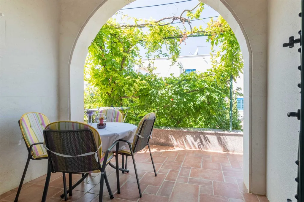 Air-Conditioned 1-Bedroom Apartment in Murter for 4