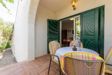 Air-Conditioned 1-Bedroom Apartment in Murter for 4