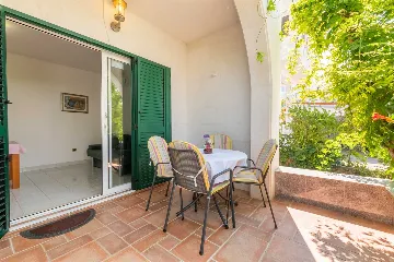 Air-Conditioned 1-Bedroom Apartment in Murter for 4