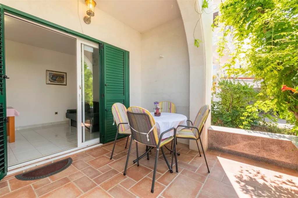 Air-Conditioned 1-Bedroom Apartment in Murter for 4