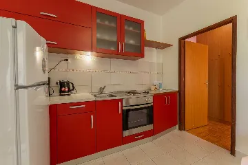 Air-Conditioned 1-Bedroom Apartment in Murter for 4