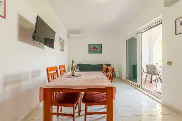 Air-Conditioned 1-Bedroom Apartment in Murter for 4