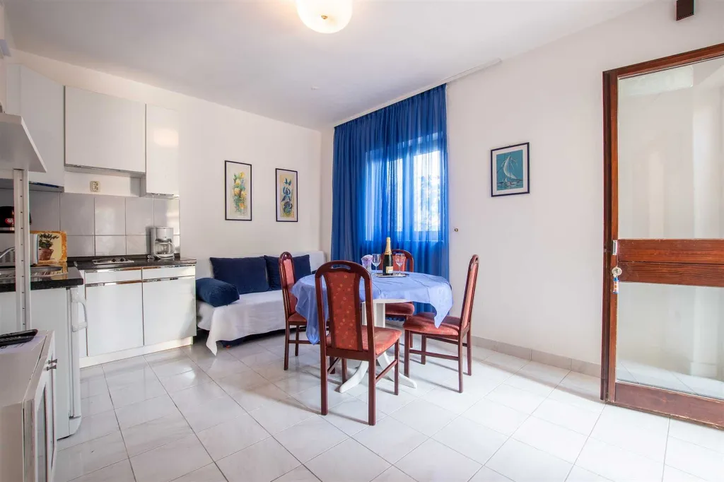 1-Bedroom Apartment in Murter for up to 4 Guests