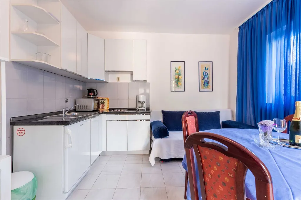 1-Bedroom Apartment in Murter for up to 4 Guests