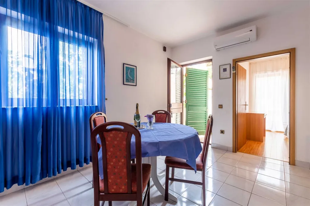 1-Bedroom Apartment in Murter for up to 4 Guests