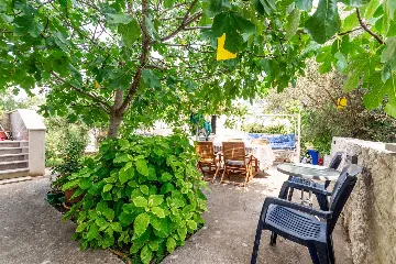 1-Bedroom Apartment in Murter for up to 4 Guests