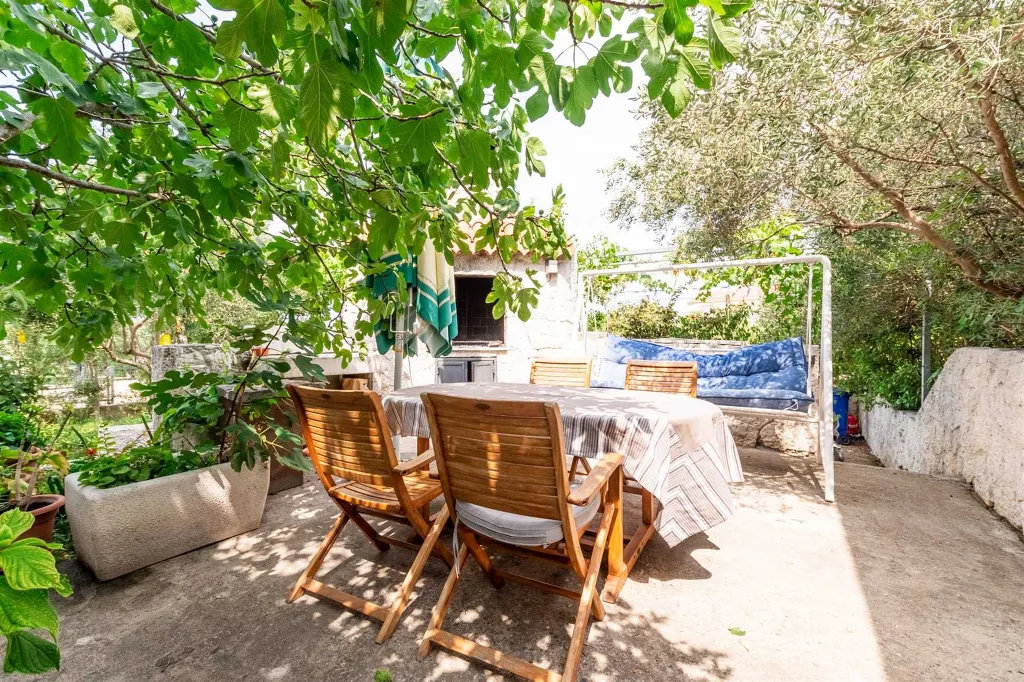 1-Bedroom Apartment in Murter for up to 4 Guests