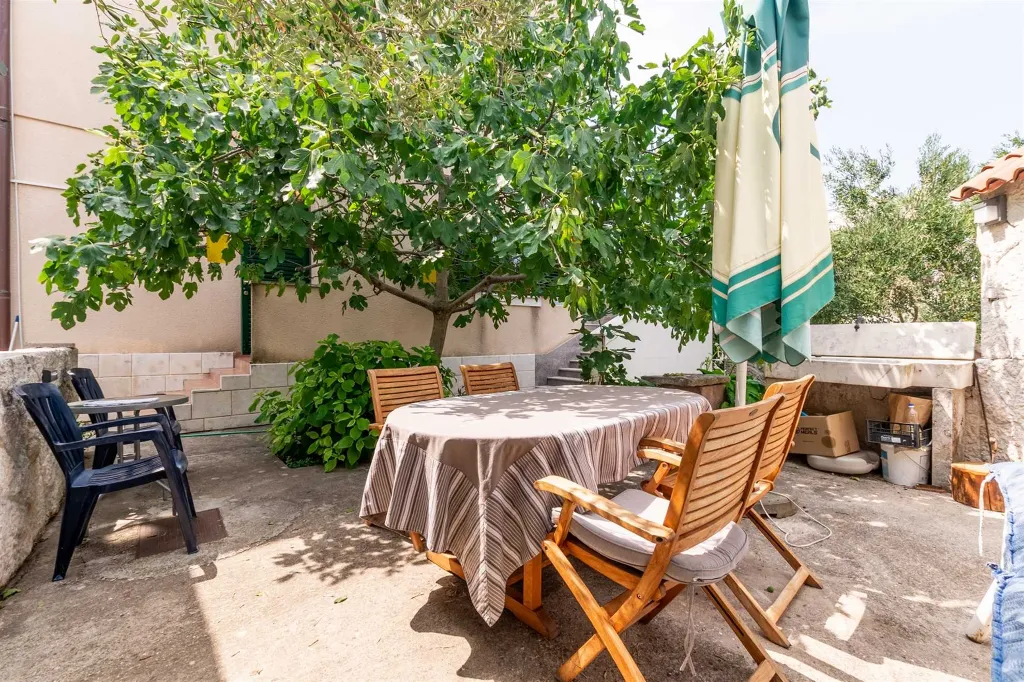 1-Bedroom Apartment in Murter for up to 4 Guests