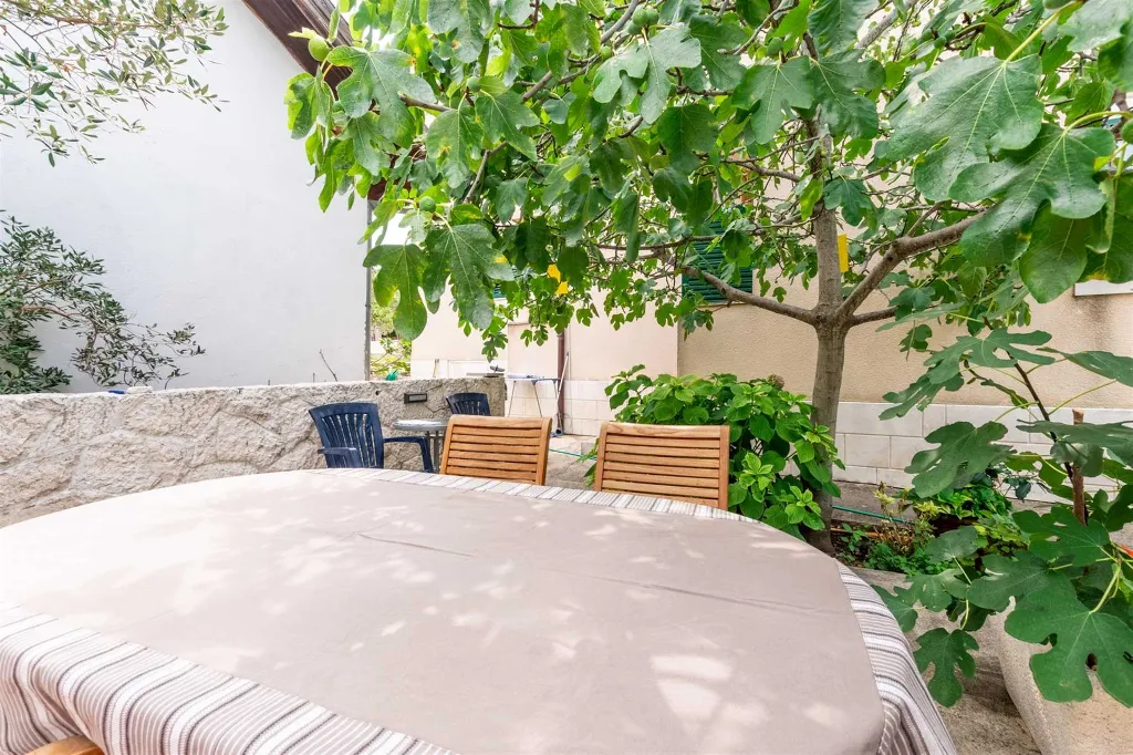 1-Bedroom Apartment in Murter for up to 4 Guests