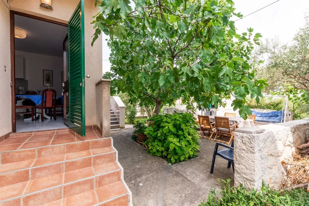 1-Bedroom Apartment in Murter for up to 4 Guests