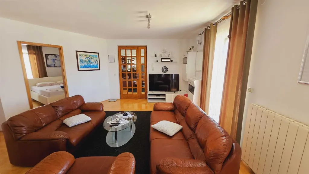 Primošten 3-Bedroom Apartment for 7 Guests