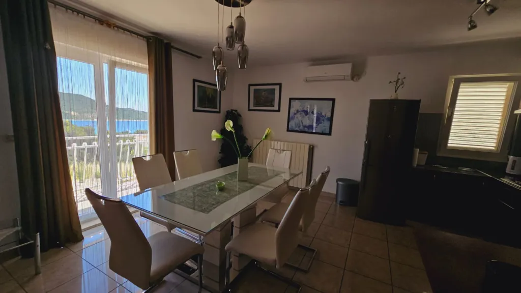 Primošten 3-Bedroom Apartment for 7 Guests