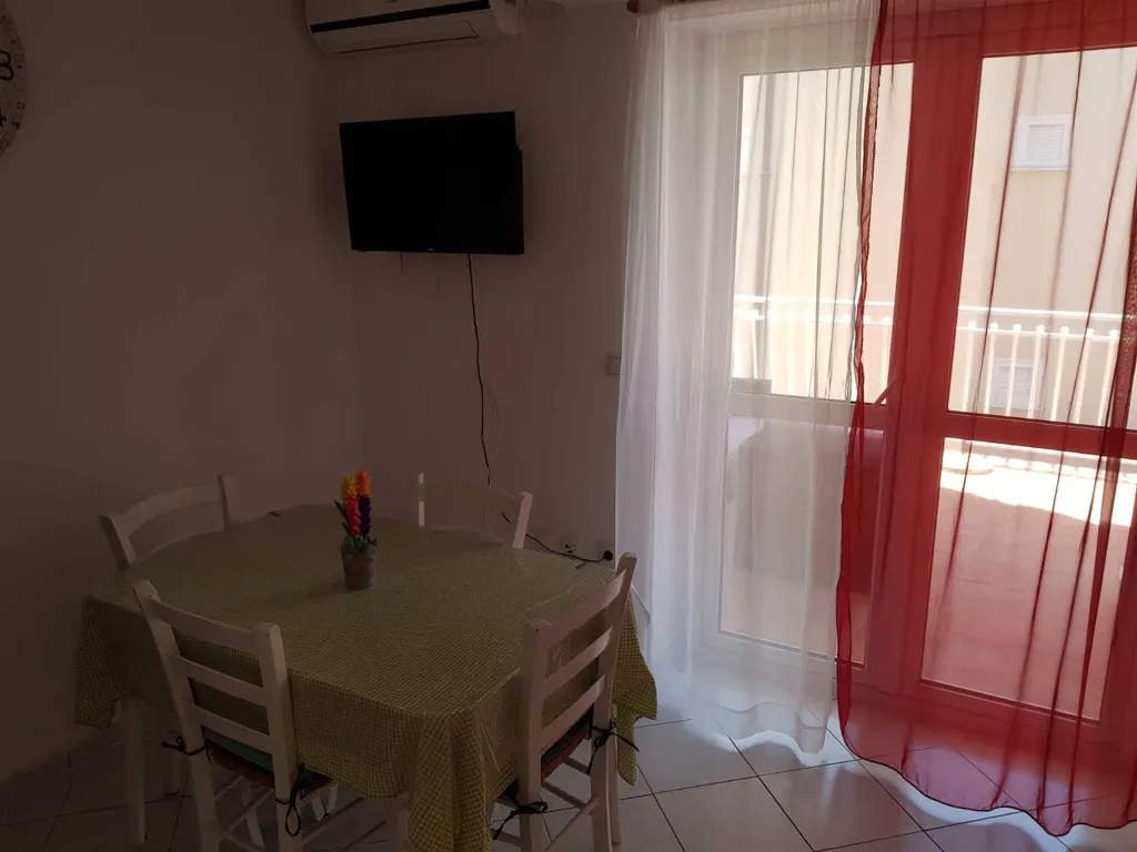Two-Bedroom Apartment in Primošten with Parking