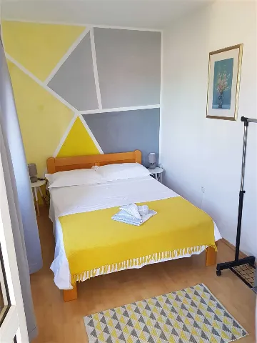 Two-Bedroom Apartment in Primošten with Parking