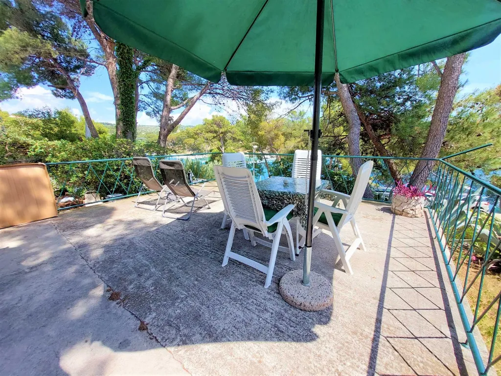 Seafront Apartment in Primošten for 4–5 Guests