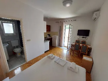 Primošten Apartment for 2 Guests with Dedicated Parking