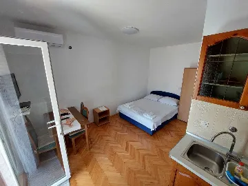 Primošten Apartment for 2 Guests with Dedicated Parking