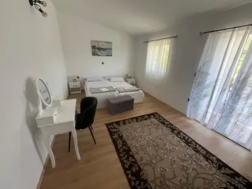 Holiday House in Šibenik for 4 Guests with Parking