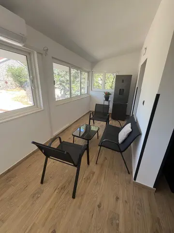 Holiday House in Šibenik for 4 Guests with Parking