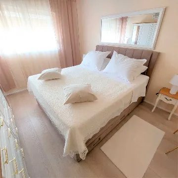 Apartment for 4 Guests with Parking in Šibenik