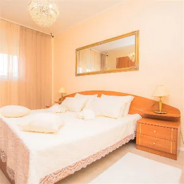 Apartment for 4 Guests with Parking in Šibenik